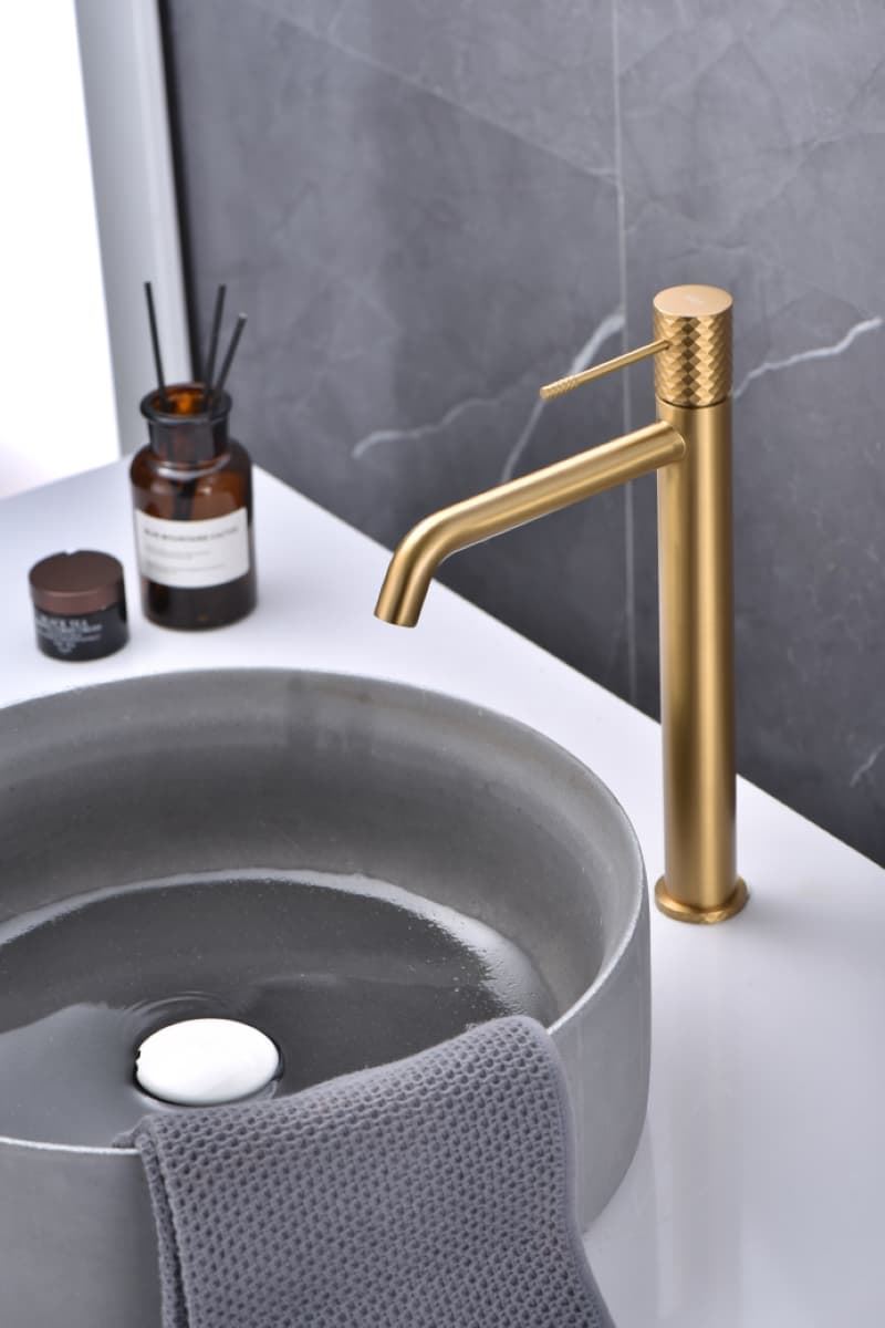 Grifo de lavabo alto monomando serie GENOVA acabado oro cepillado - Imagen 1