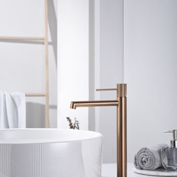 Grifo de lavabo alto monomando serie LINE acabado oro rosa cepillado - Imagen 1