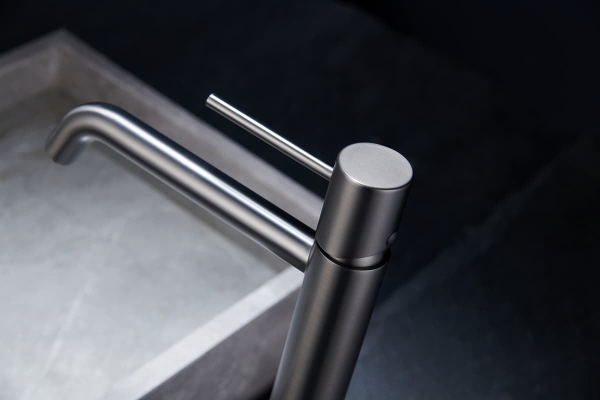 Grifo de lavabo alto monomando serie MONZA acabado black gun metal - Imagen 4