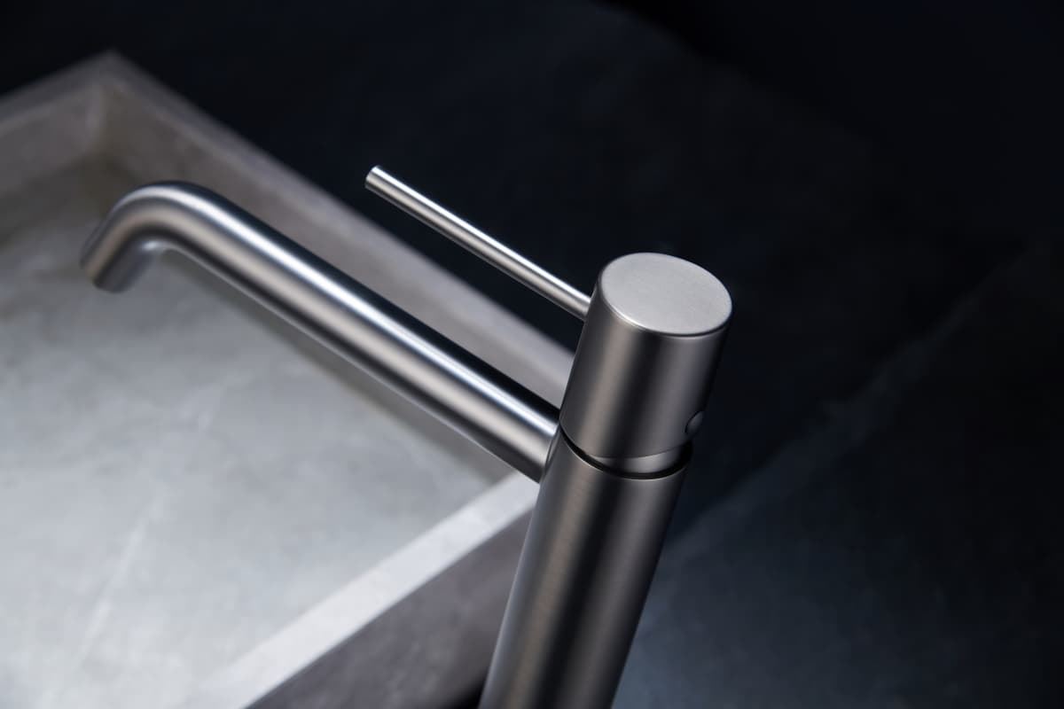 Grifo de lavabo alto monomando serie MONZA acabado negro gun metal - Imagen 4