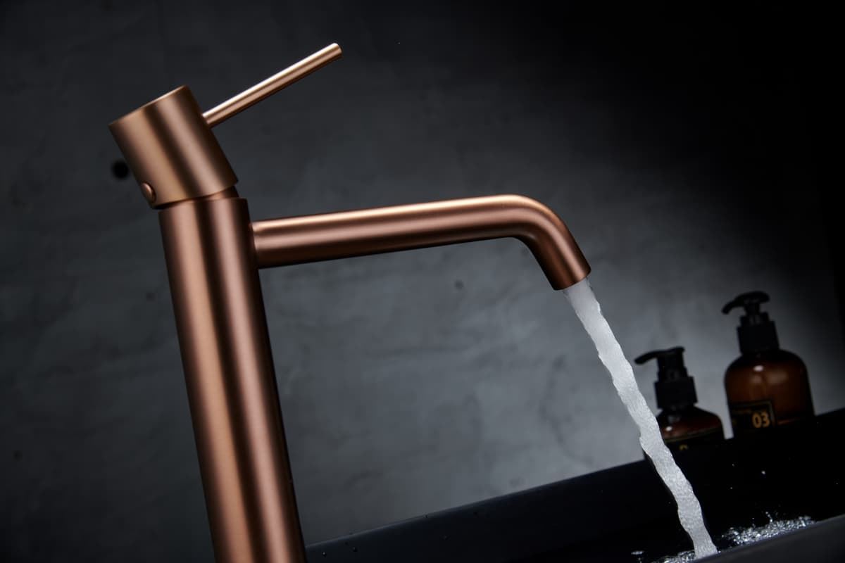 Grifo de lavabo alto monomando serie MONZA acabado oro rosa cepillado - Imagen 3