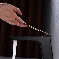 Grifo de lavabo monomando serie SUECIA acabado oro rosa brillo / negro mate - Imagen 1